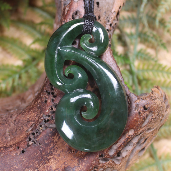 Hammerhead pendant carved from Kawakawa Pounamu - NZ Greenstone