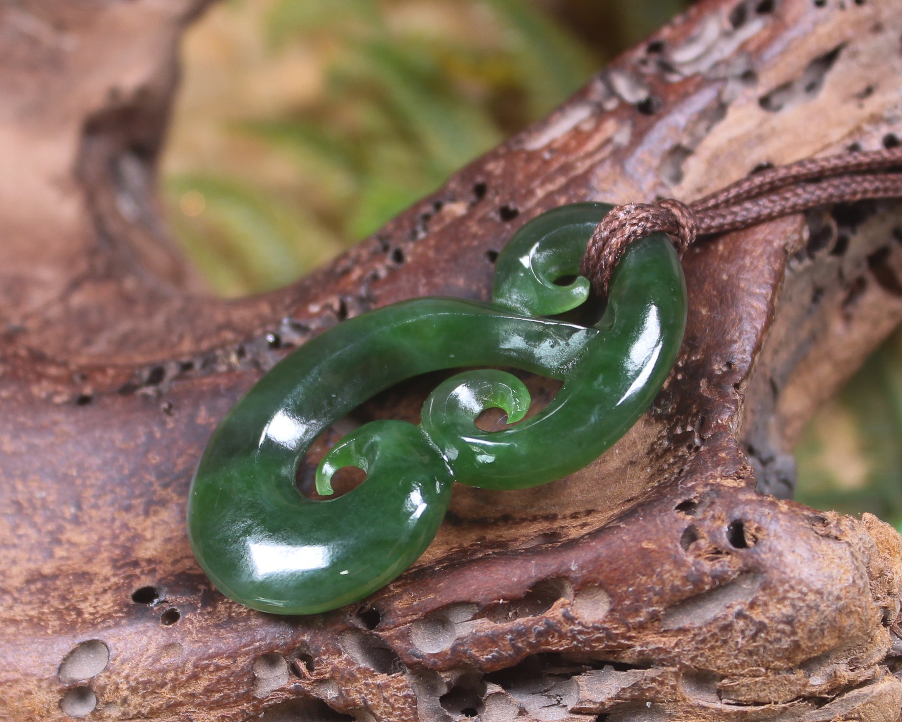 Hammerhead pendant carved from Kawakawa Pounamu - NZ Greenstone