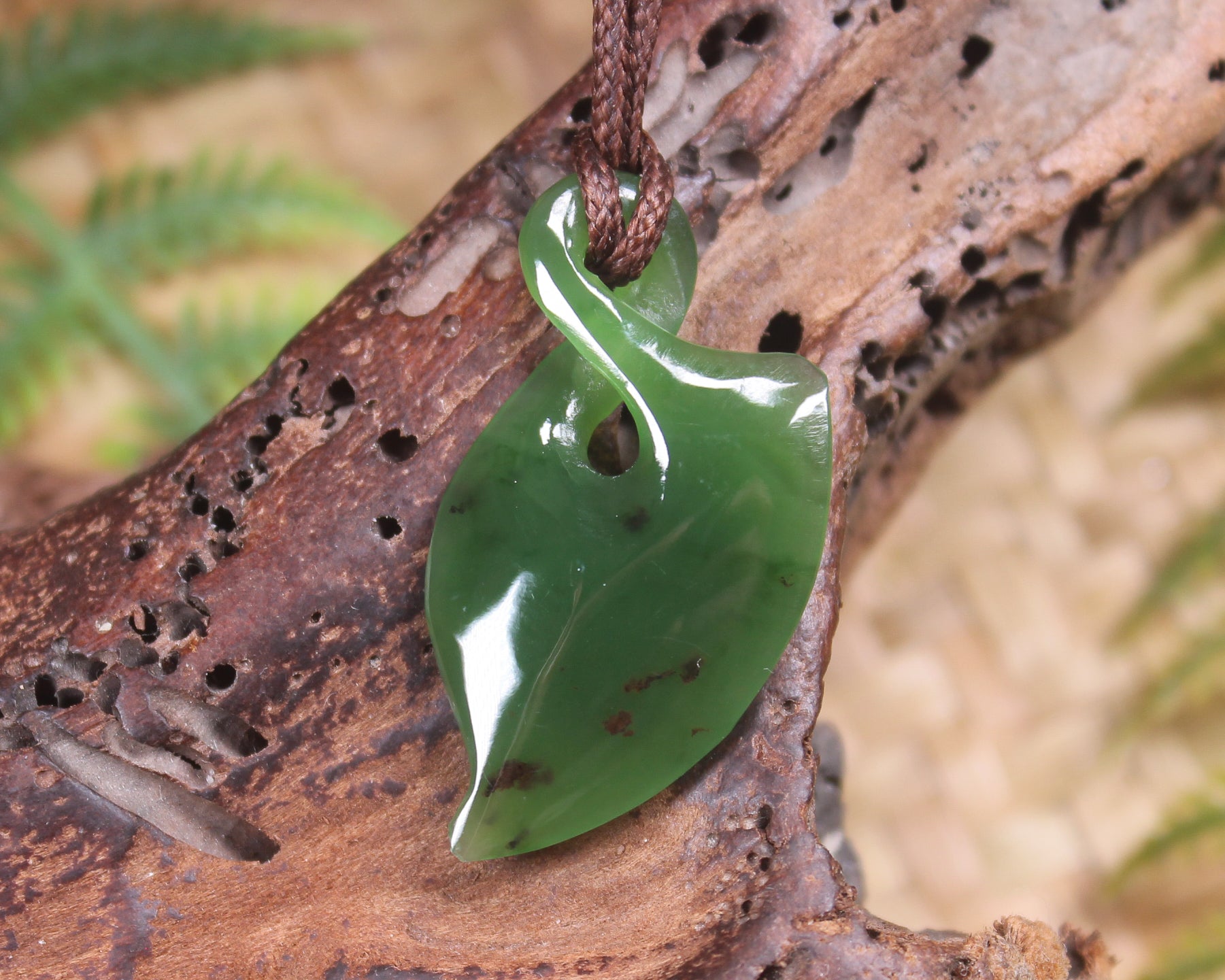 Twist or Pikorua carved from Hapopo Pounamu - NZ Greenstone