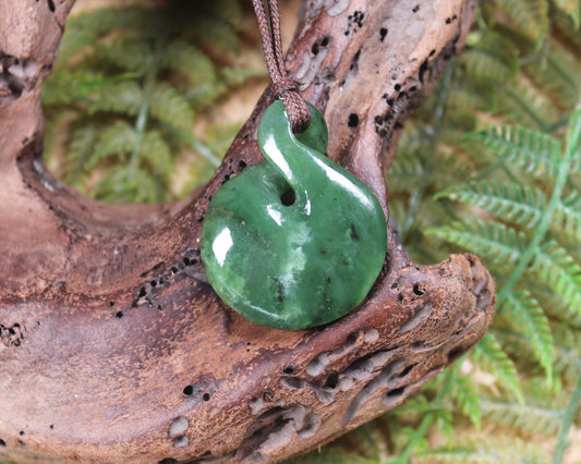 Twist or Pikorua carved from Hapopo Pounamu - NZ Greenstone