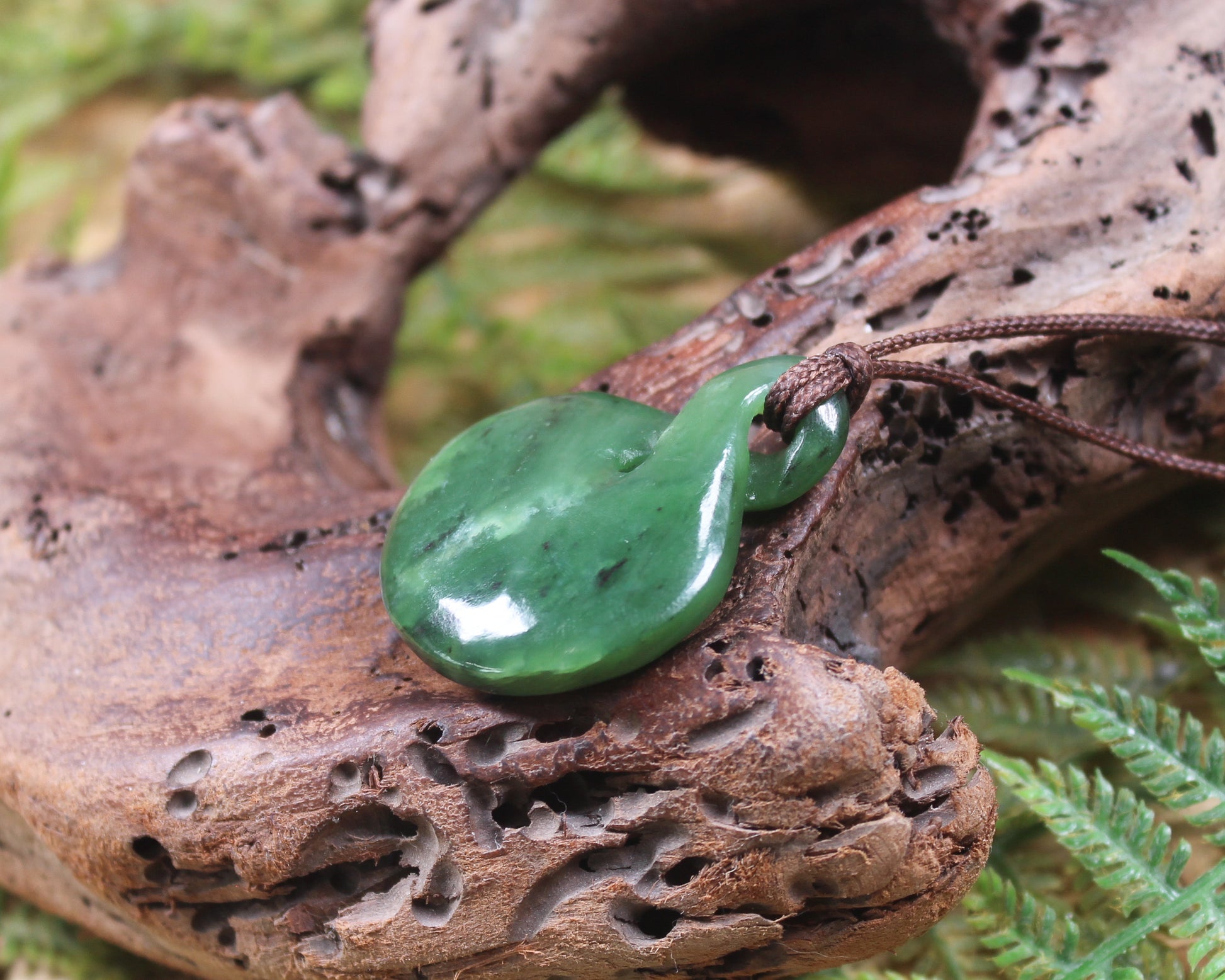 Twist or Pikorua carved from Hapopo Pounamu - NZ Greenstone