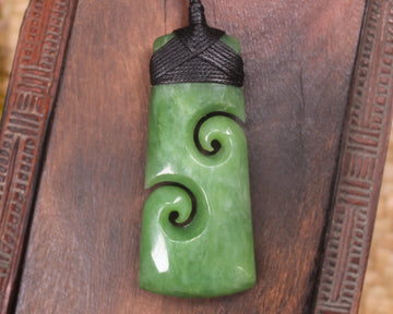 Hapopo Pounamu Toki with Koru