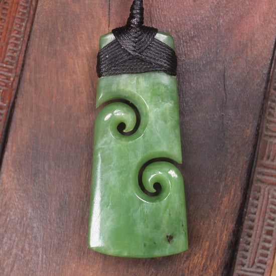 Hapopo Pounamu Toki with Koru