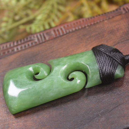 Hapopo Pounamu Toki with Koru
