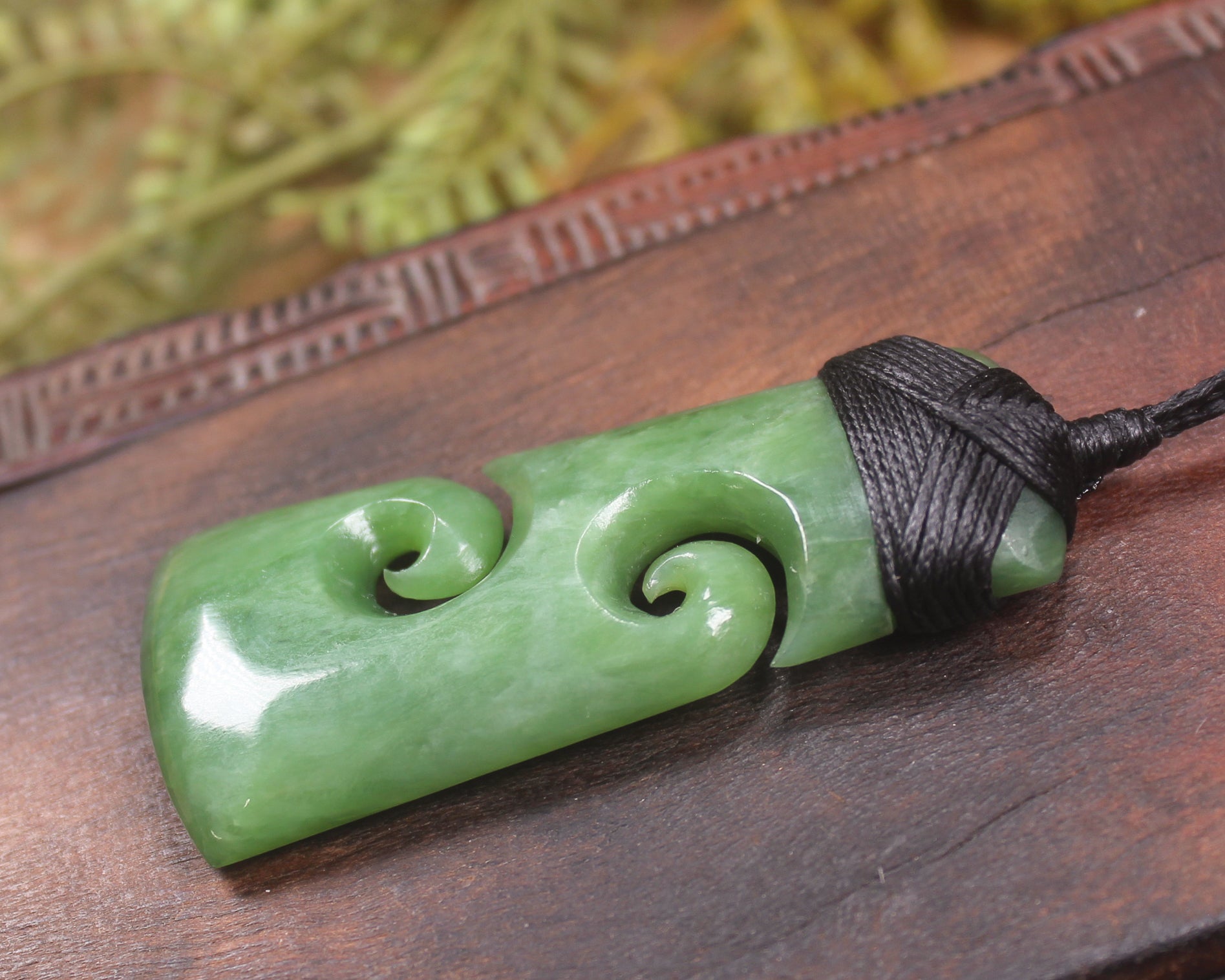 Hapopo Pounamu Toki with Koru