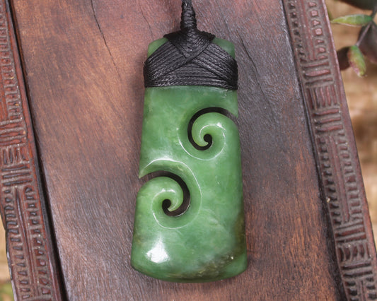 Hapopo Pounamu Toki with Koru
