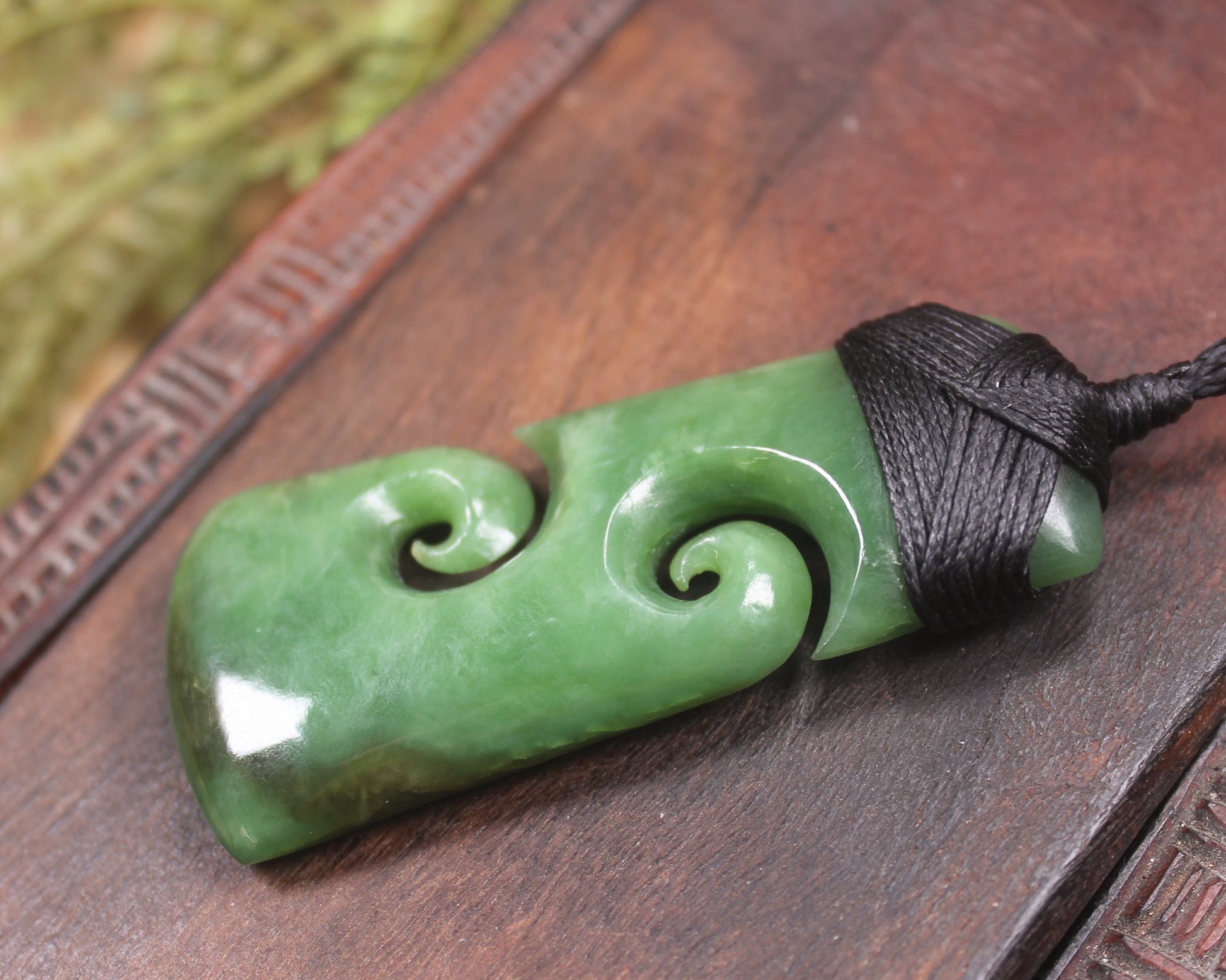 Hapopo Pounamu Toki with Koru