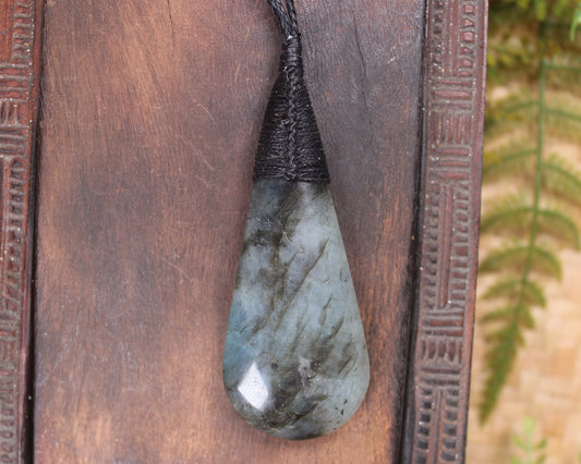 Labradorite Roimata pendant