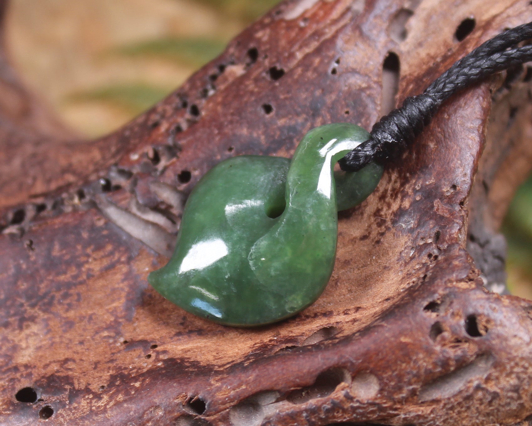 Twist or Pikorua carved from Hapopo Pounamu - NZ Greenstone