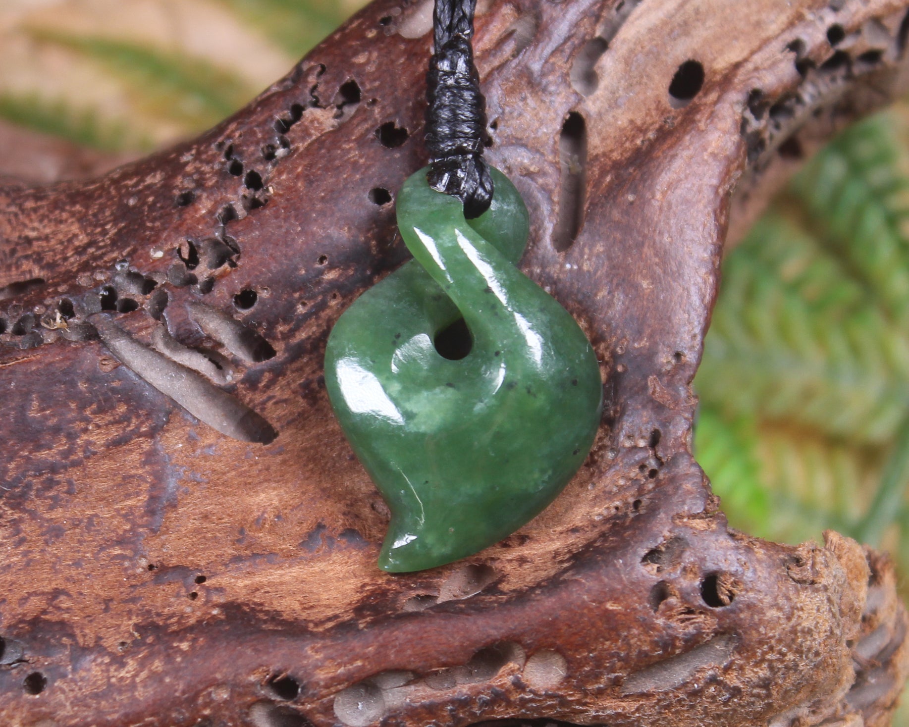 Twist or Pikorua carved from Hapopo Pounamu - NZ Greenstone