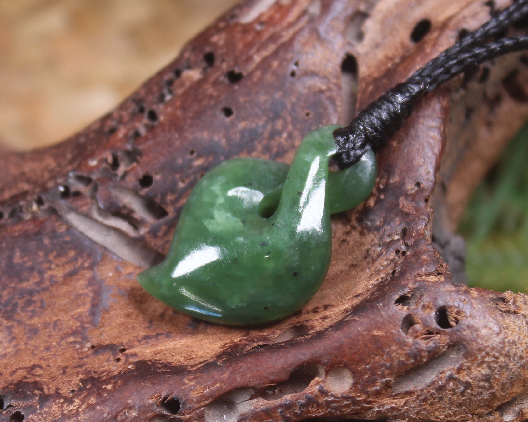 Twist or Pikorua carved from Hapopo Pounamu - NZ Greenstone