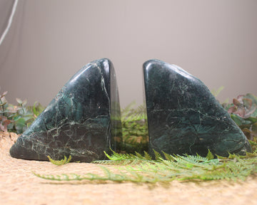 Serpentine Pounamu Sculpture - NZ Greenstone