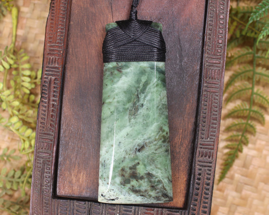 Hapopo Pounamu Toki - NZ Greenstone