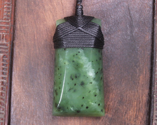 Hapopo Pounamu Toki - NZ Greenstone