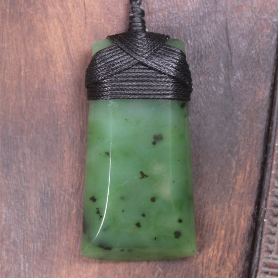 Hapopo Pounamu Toki - NZ Greenstone