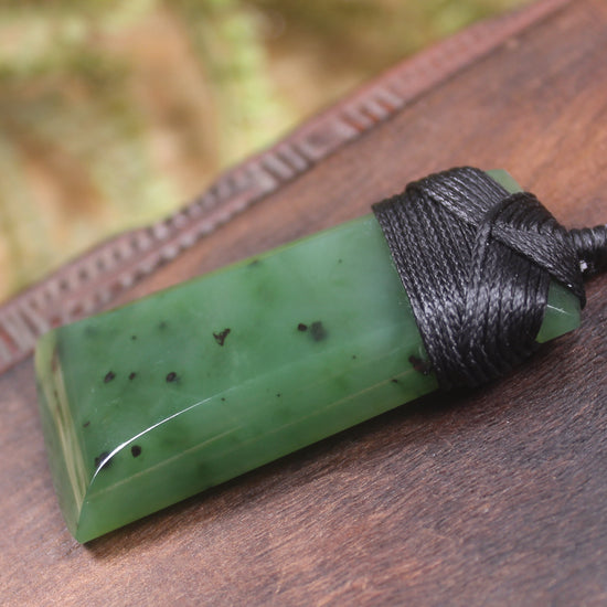 Hapopo Pounamu Toki - NZ Greenstone