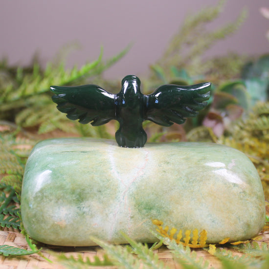 Kawakawa Pounamu Bird set on a Pounamu base - NZ Greenstone