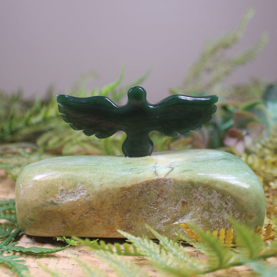 Kawakawa Pounamu Bird set on a Pounamu base - NZ Greenstone
