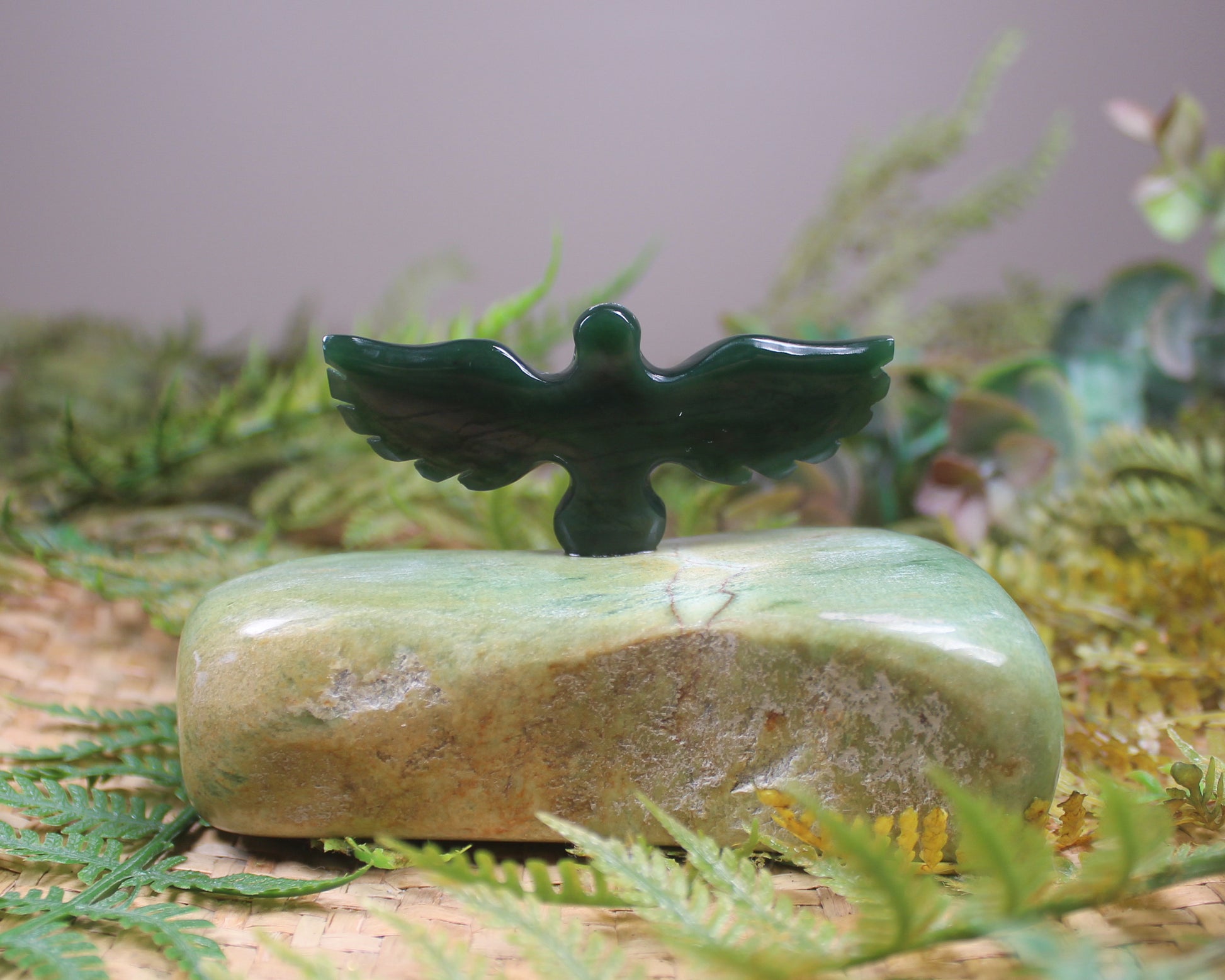 Kawakawa Pounamu Bird set on a Pounamu base - NZ Greenstone