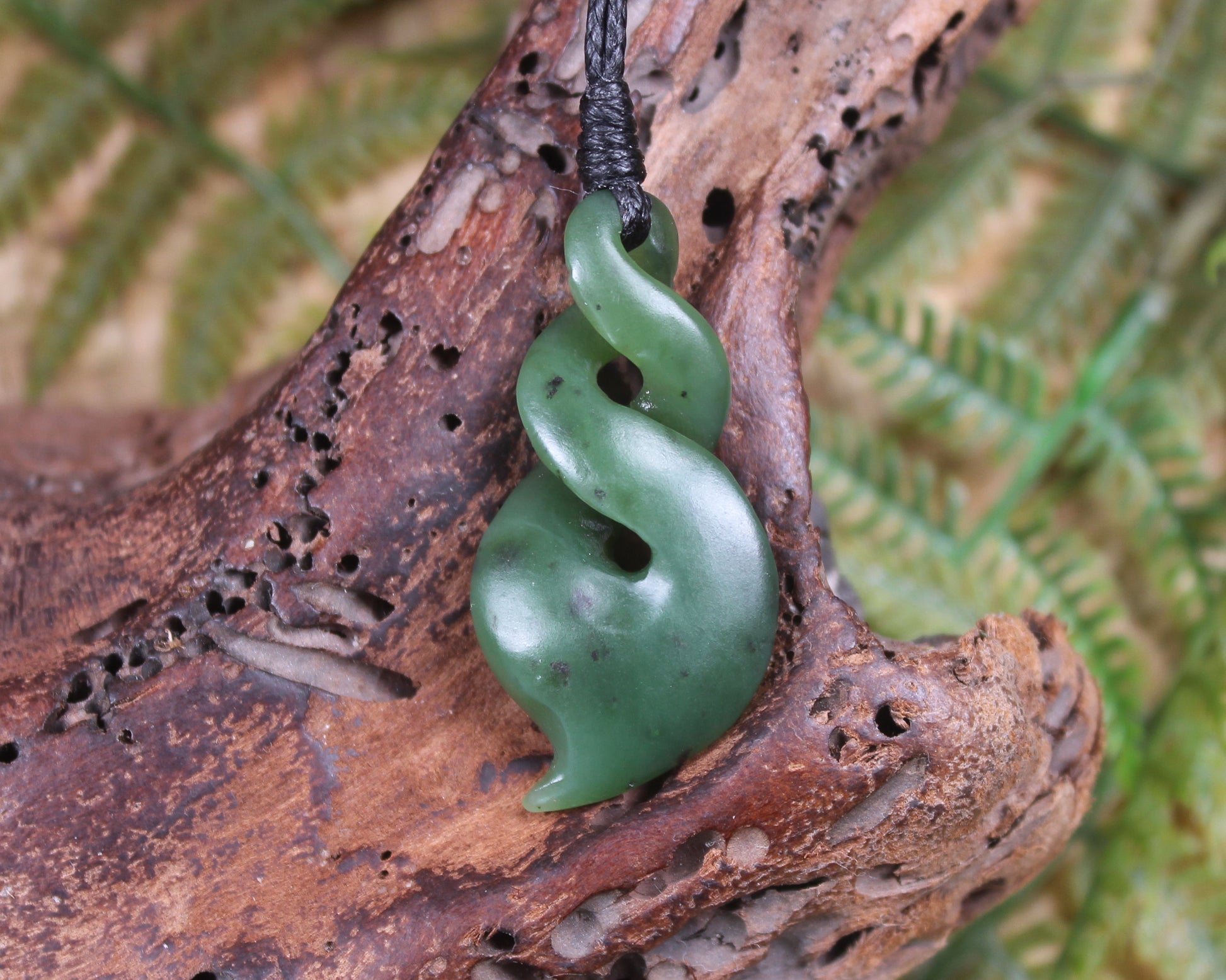 Twist or Pikorua carved from Hapopo Pounamu - NZ Greenstone