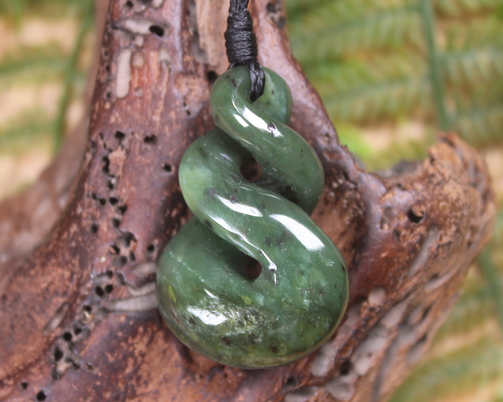Twist or Pikorua carved from Hapopo Pounamu - NZ Greenstone