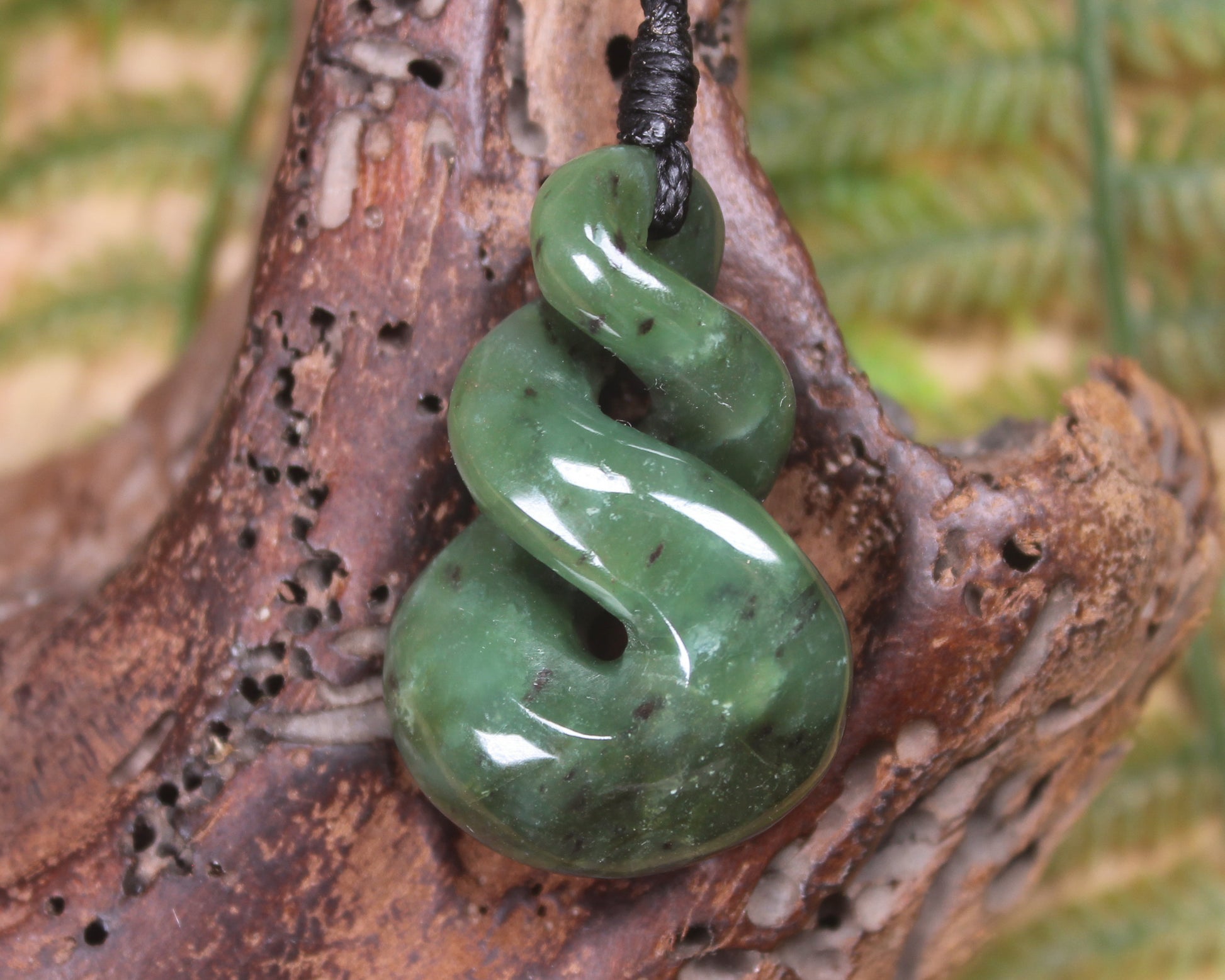 Twist or Pikorua carved from Hapopo Pounamu - NZ Greenstone