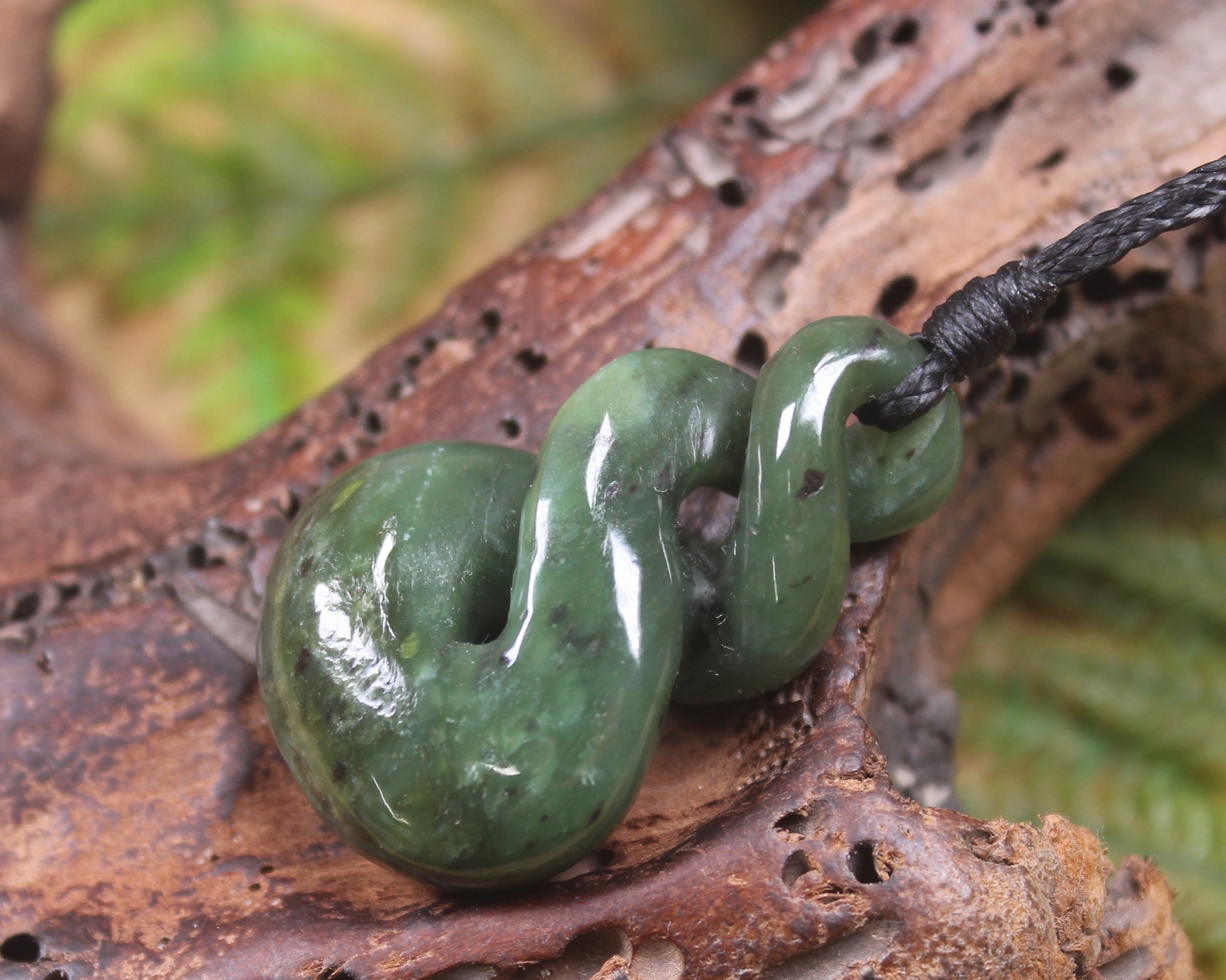 Twist or Pikorua carved from Hapopo Pounamu - NZ Greenstone