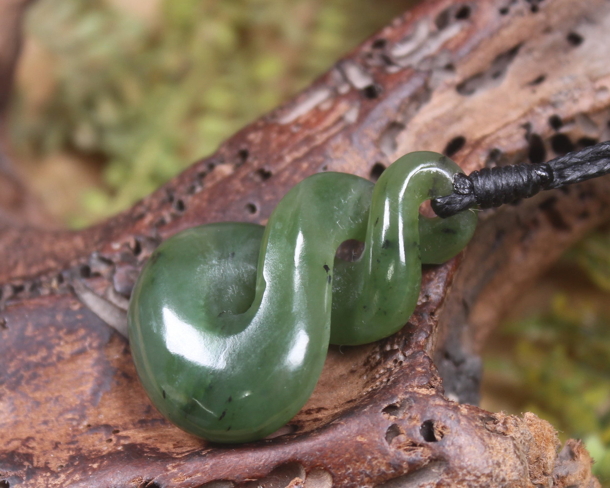 Twist or Pikorua carved from Hapopo Pounamu - NZ Greenstone