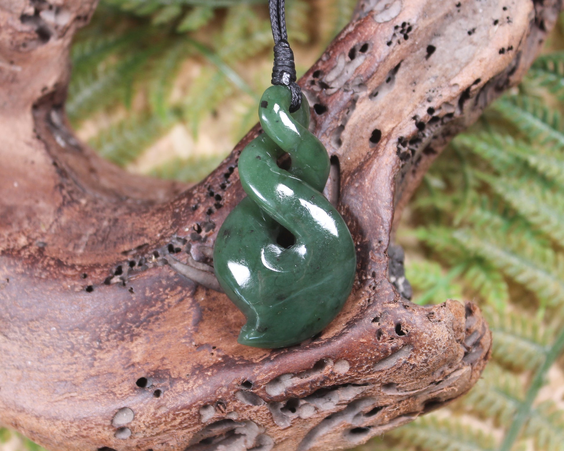Twist or Pikorua carved from Hapopo Pounamu - NZ Greenstone