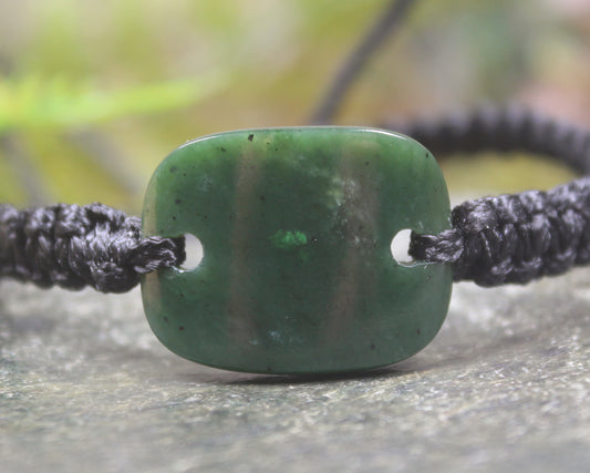 Adjustable cord bracelet with Kawakawa Pounamu