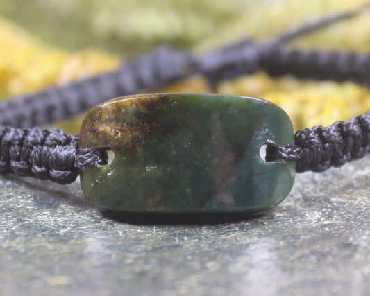 Adjustable cord bracelet with Kawakawa Pounamu