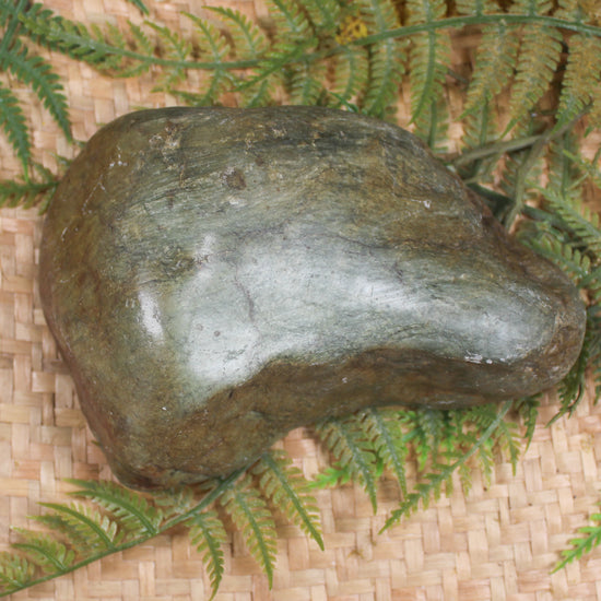 Freeform Touchstone Pounamu Sculpture - Inanga Pounamu - NZ Greenstone
