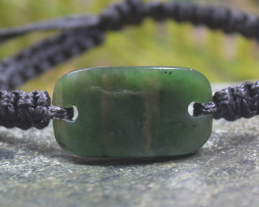Adjustable cord bracelet with Kawakawa Pounamu