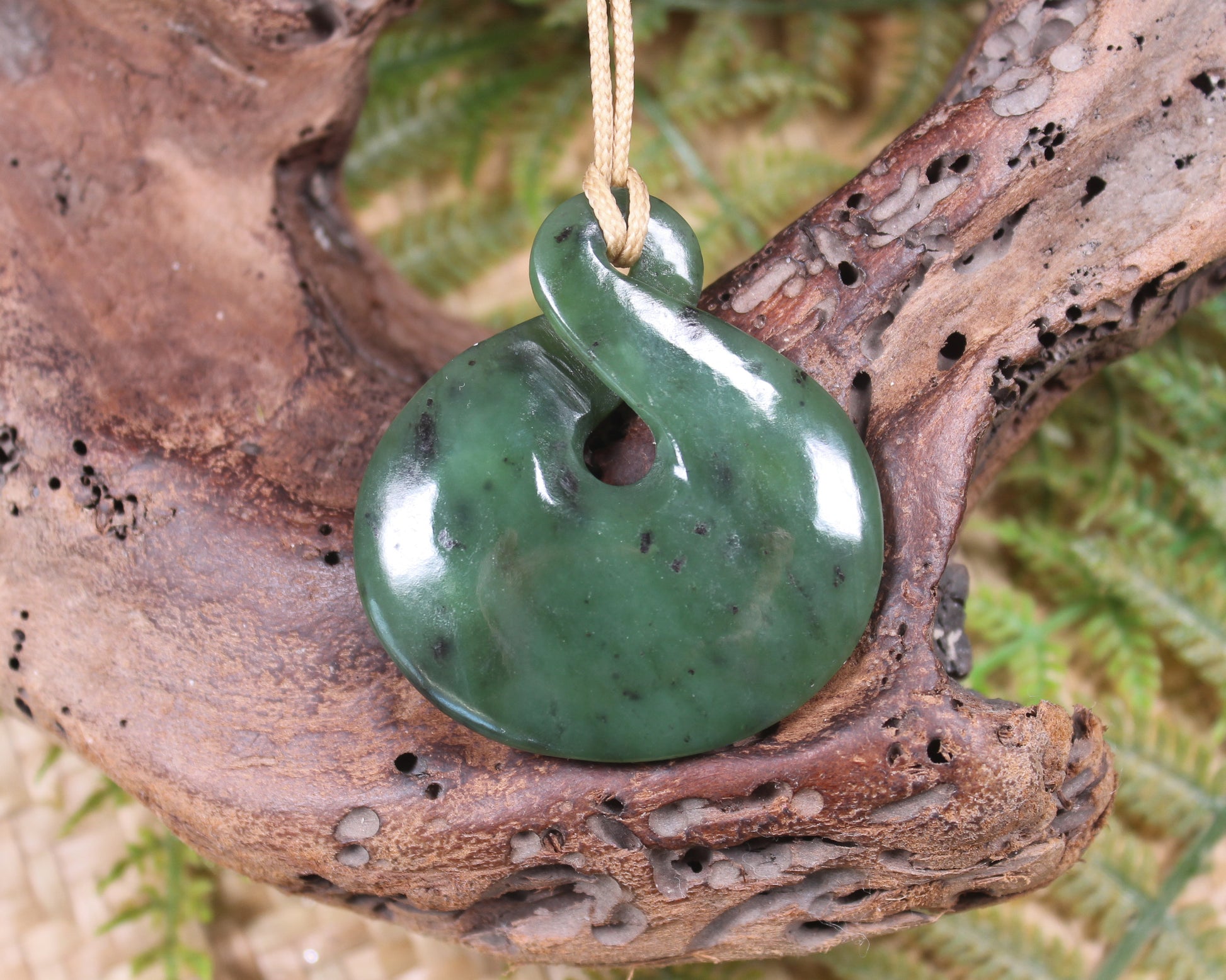 Twist or Pikorua carved from Hapopo Pounamu - NZ Greenstone