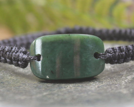 Adjustable cord bracelet with Kawakawa Pounamu