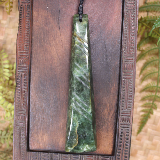 Hapopo Pounamu Toki - NZ Greenstone