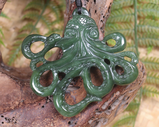 Te Wheke or Octopus Pendant carved from Kawakawa Pounamu - NZ Greenstone