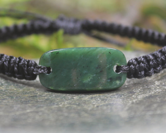 Adjustable cord bracelet with Kawakawa Pounamu