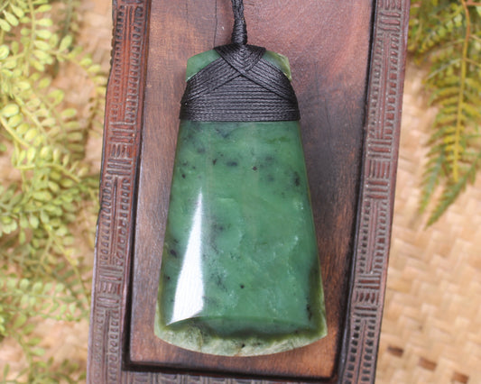 Hapopo Pounamu Toki - NZ Greenstone