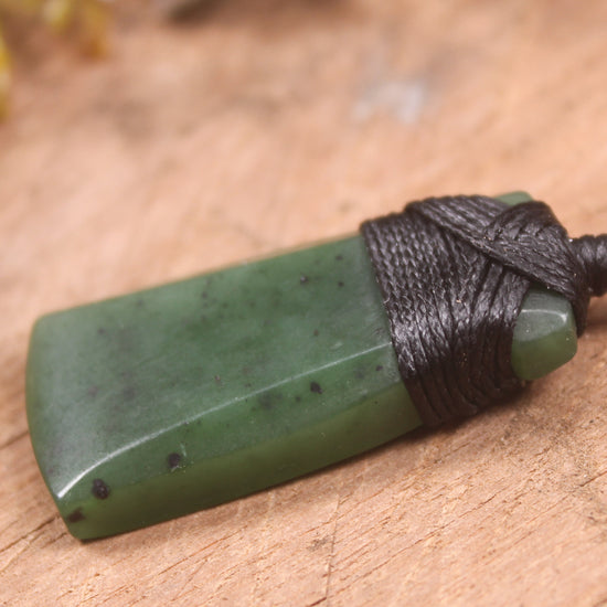 Hapopo Pounamu Toki - NZ Greenstone