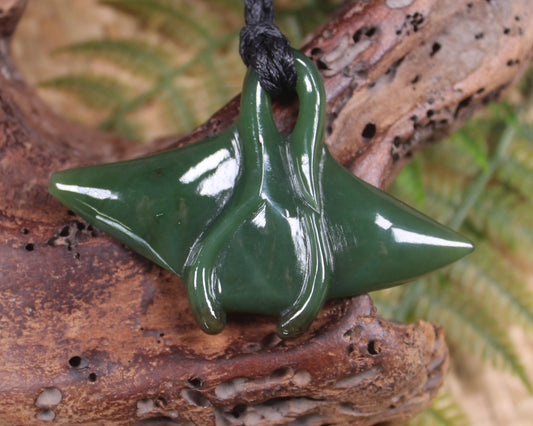 NZ Greenstone Medium Stingray or Whai Pendant (BA839) Kawakawa Pounamu