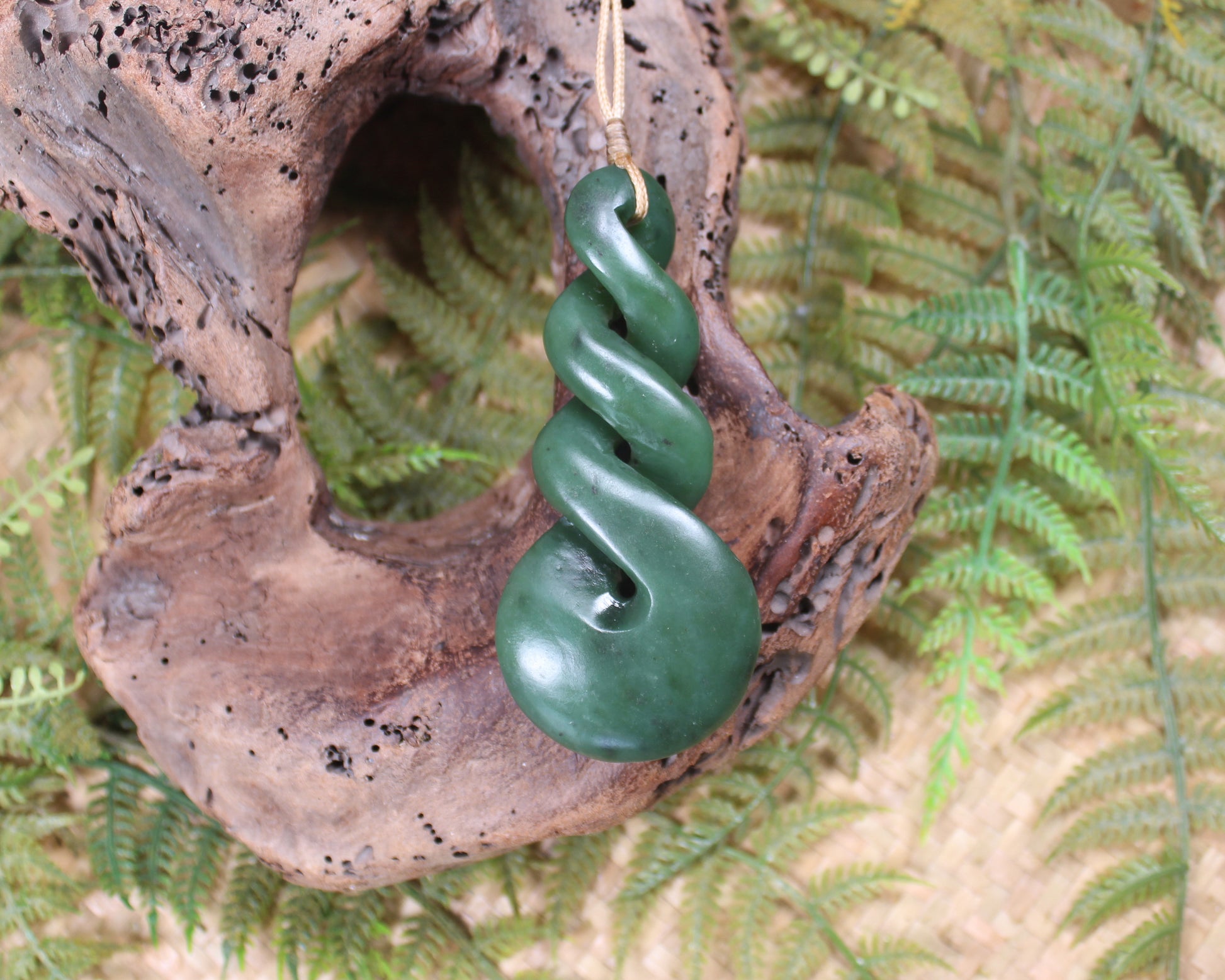 Twist or Pikorua carved from Hapopo Pounamu - NZ Greenstone