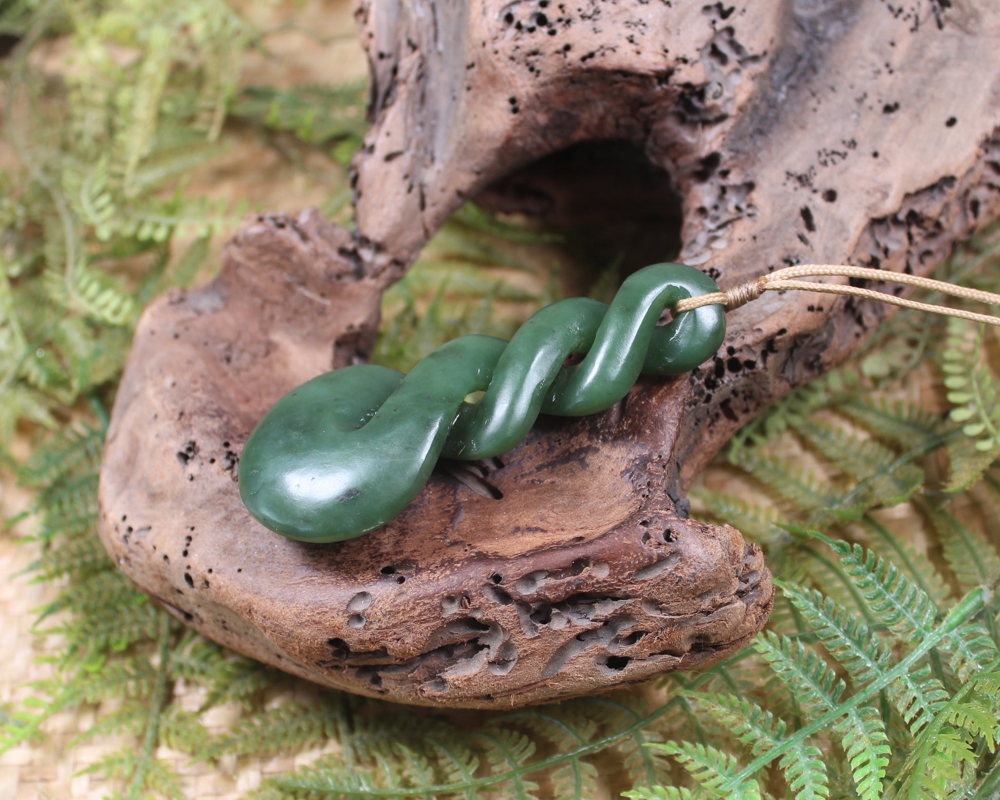 Twist or Pikorua carved from Hapopo Pounamu - NZ Greenstone