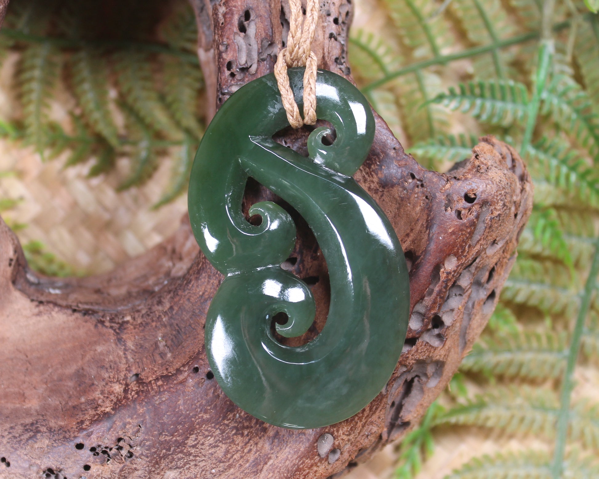 Hammerhead pendant carved from Inanga Pounamu - NZ Greenstone