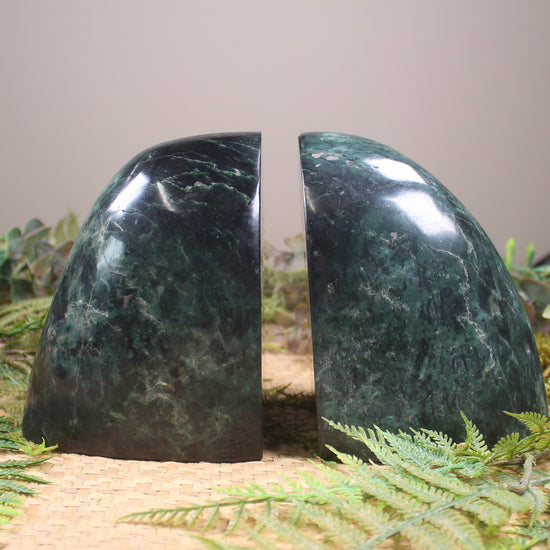 Serpentine Pounamu Sculpture - NZ Greenstone