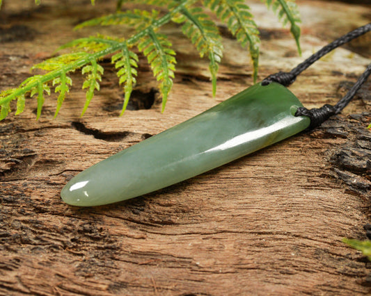 NZ Greenstone Medium Niho Taniwha Tooth Pendant (BE587) Hapopo Pounamu