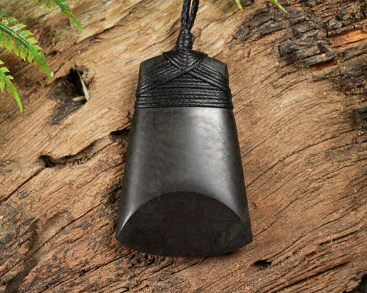 NZ Black Pakohe Argillite Medium Toki Pendant (BE613)