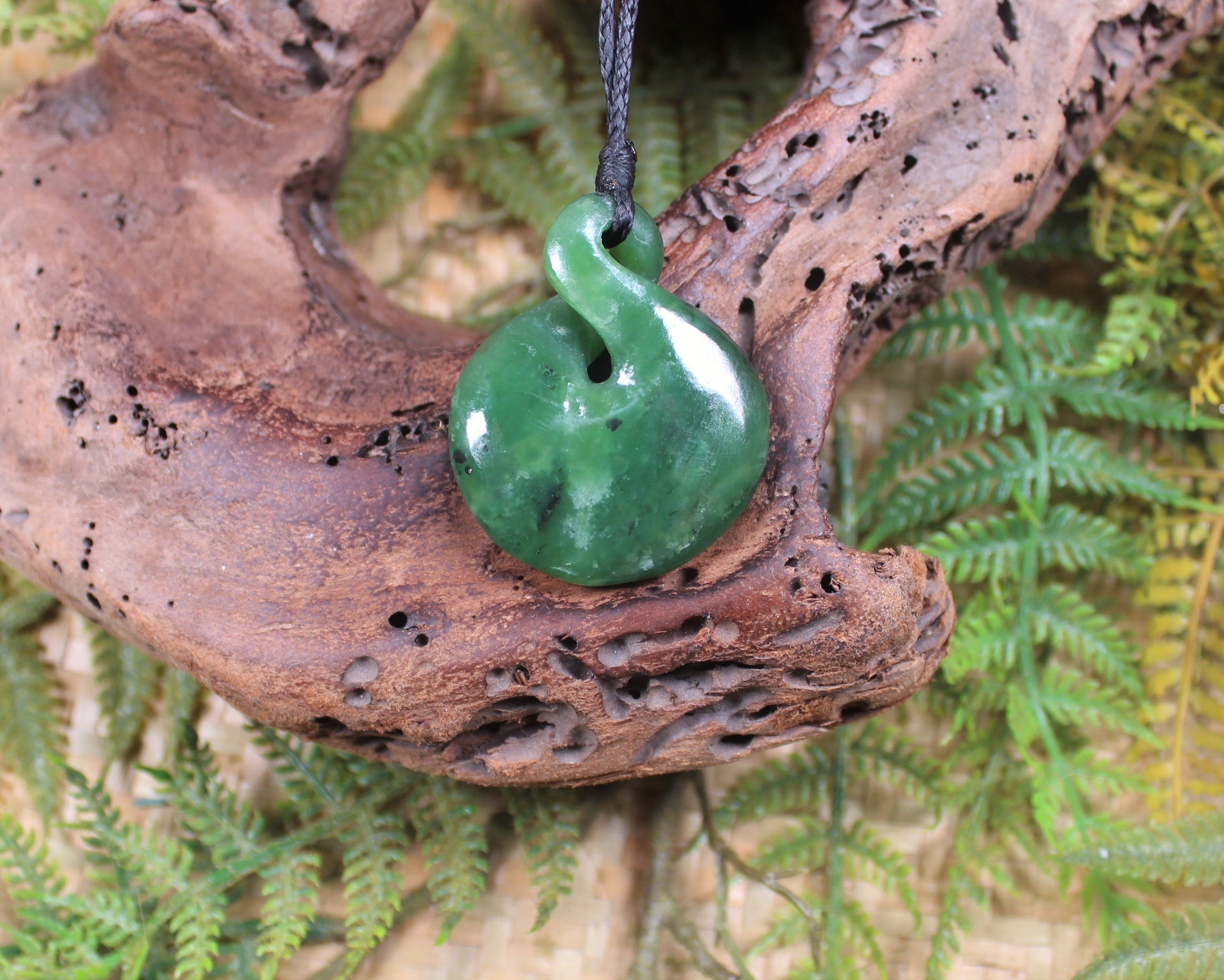 Twist or Pikorua carved from Hapopo Pounamu - NZ Greenstone