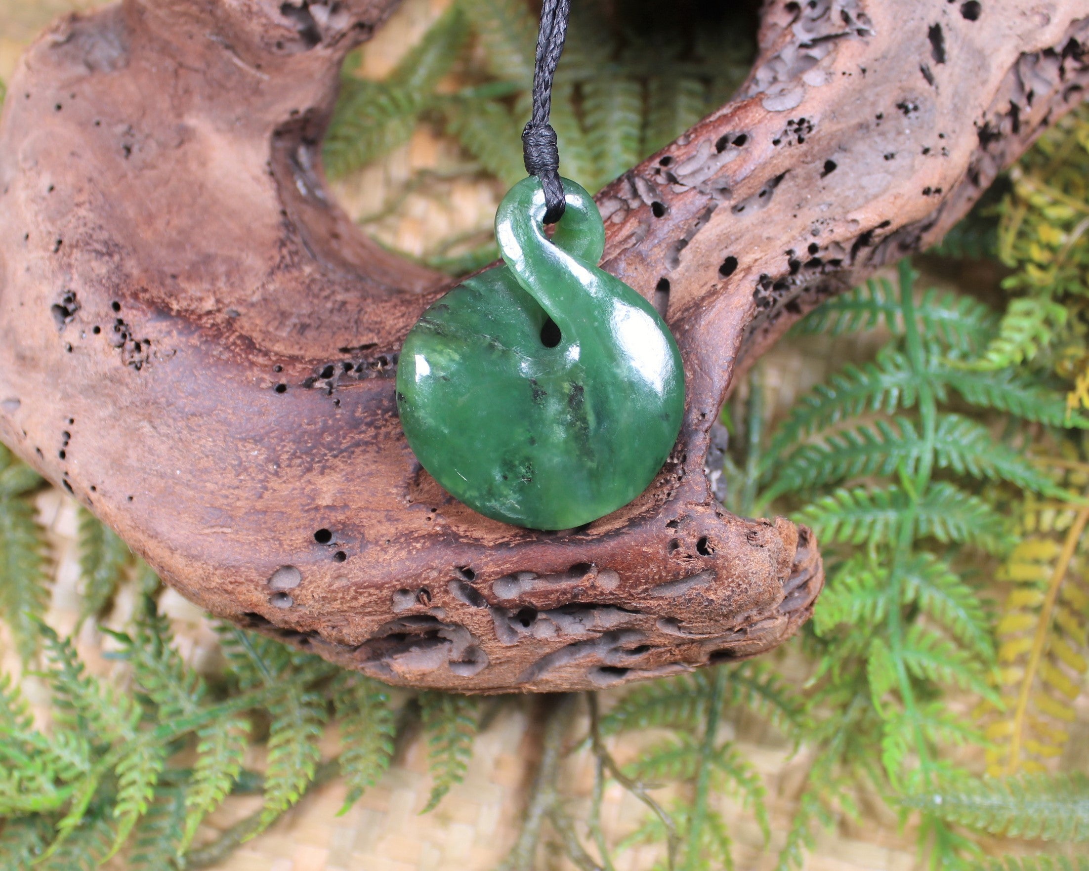 Twist or Pikorua carved from Hapopo Pounamu - NZ Greenstone