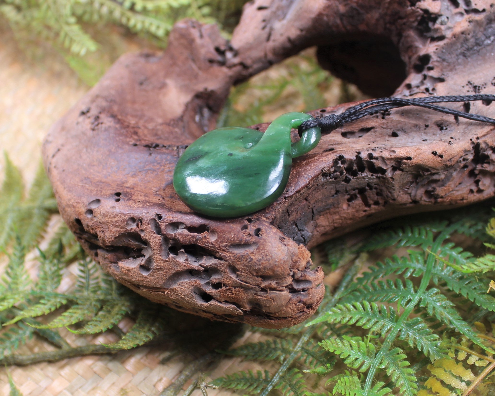 Twist or Pikorua carved from Hapopo Pounamu - NZ Greenstone